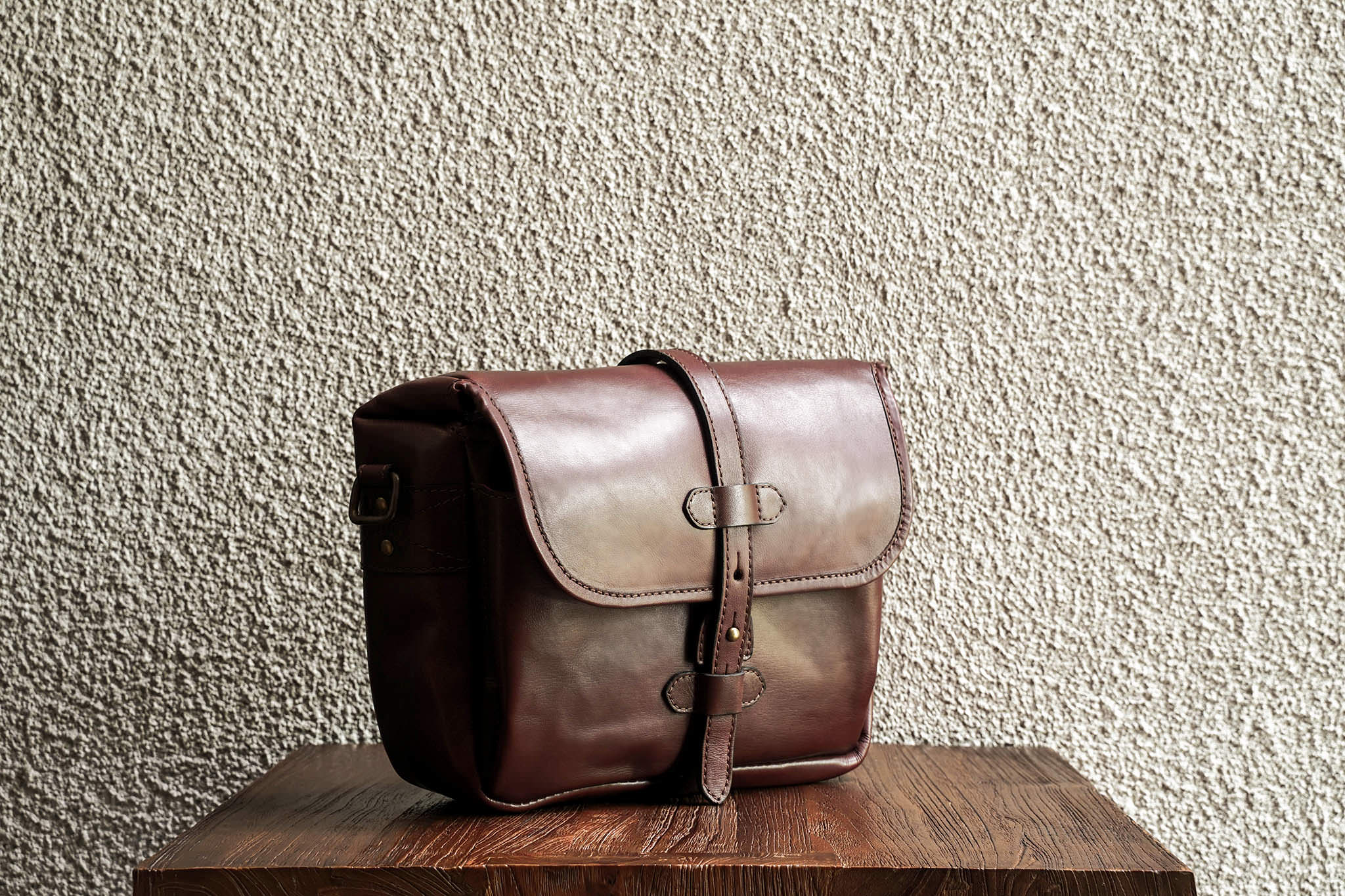 Our bags are made from as few leather pieces as possible. Fewer seams makes for a stronger bag.