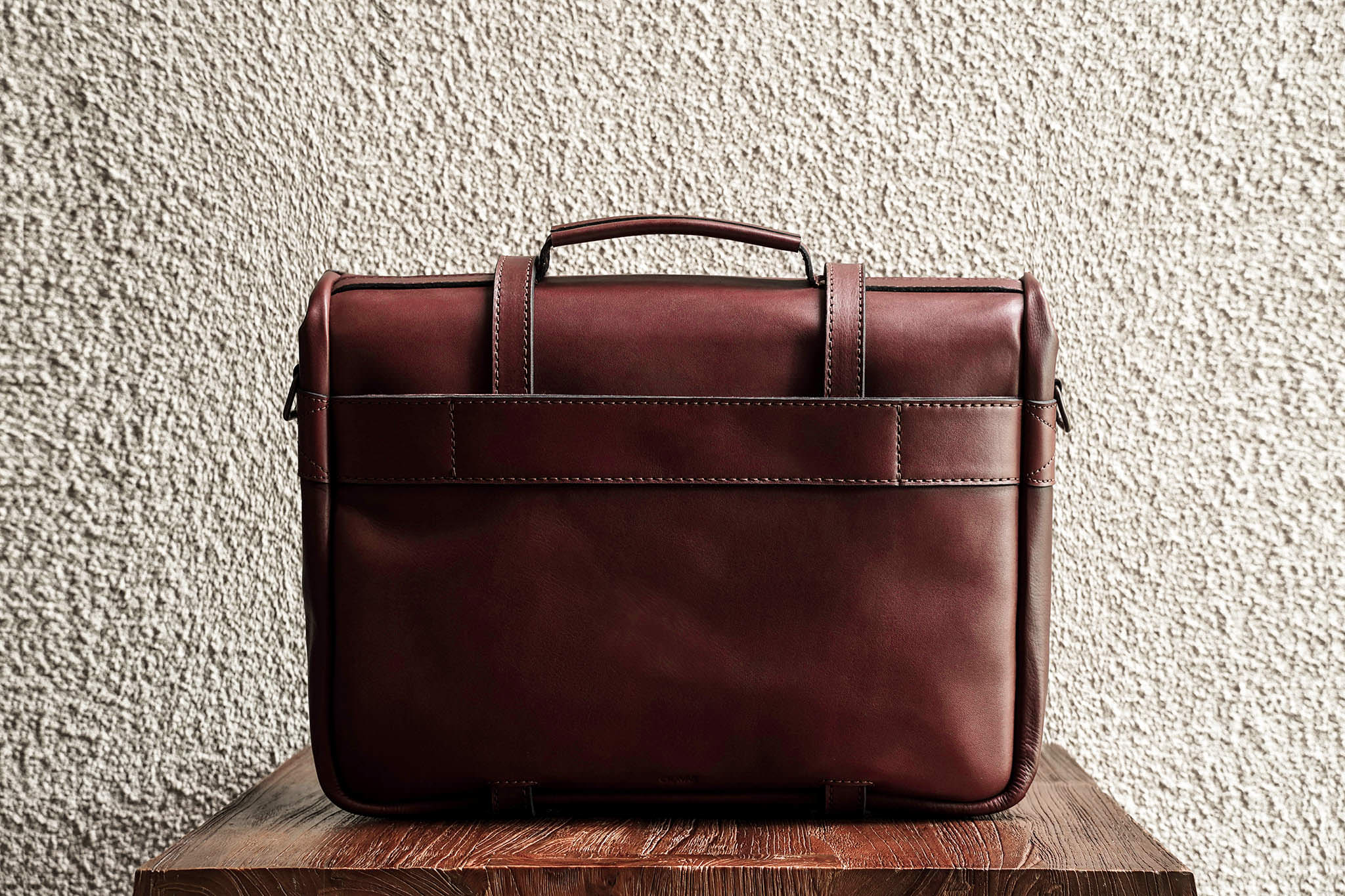 Traveling made easy with the addition of a luggage handle slot at the back.