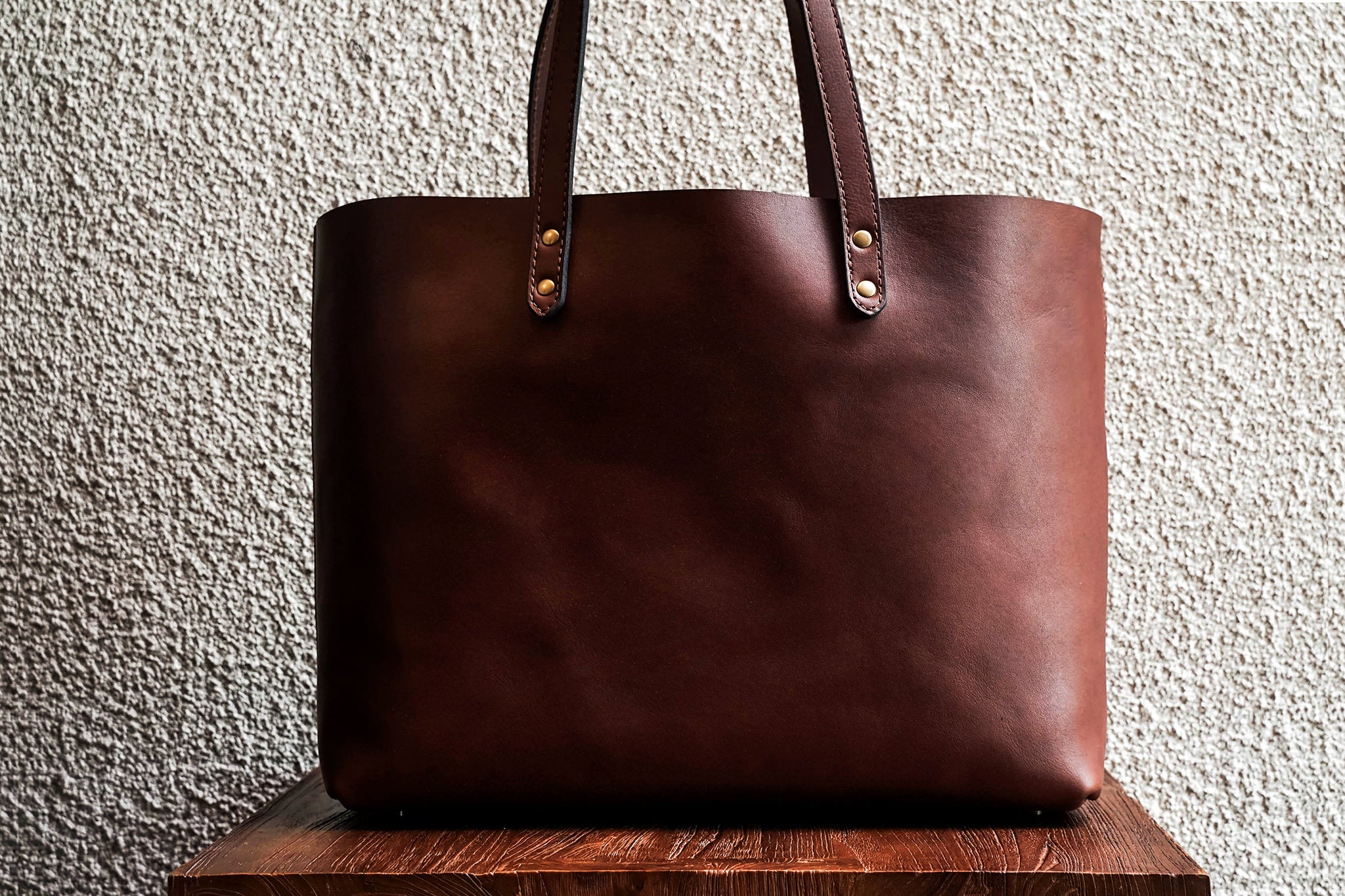 Our bags are made from as few leather pieces as possible. Fewer seams makes for a stronger bag.