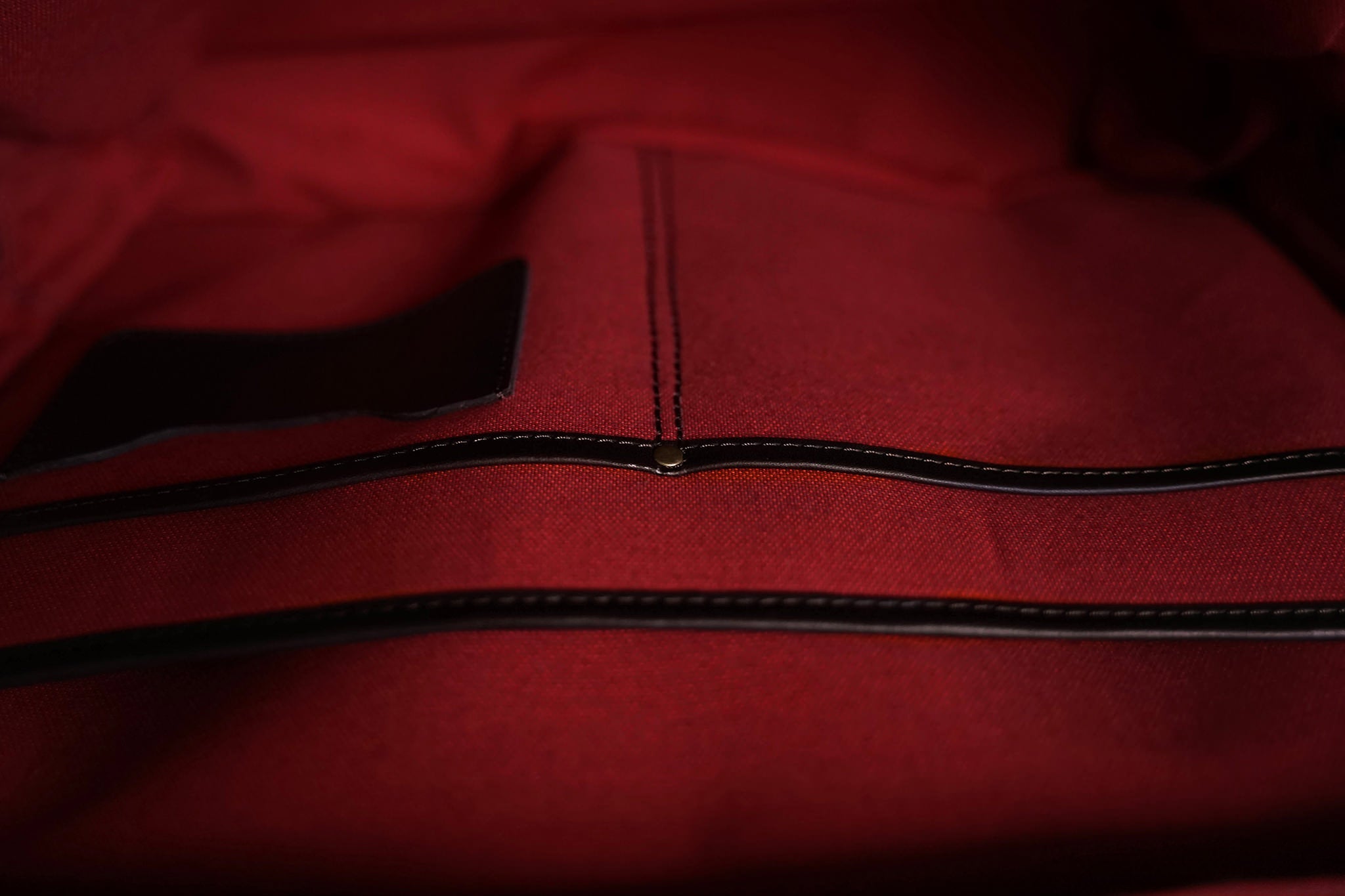 A laptop slot and 2 inside pockets. There's a line of fabric underneath the zip teeth, so there's no risk of scratching your laptop.