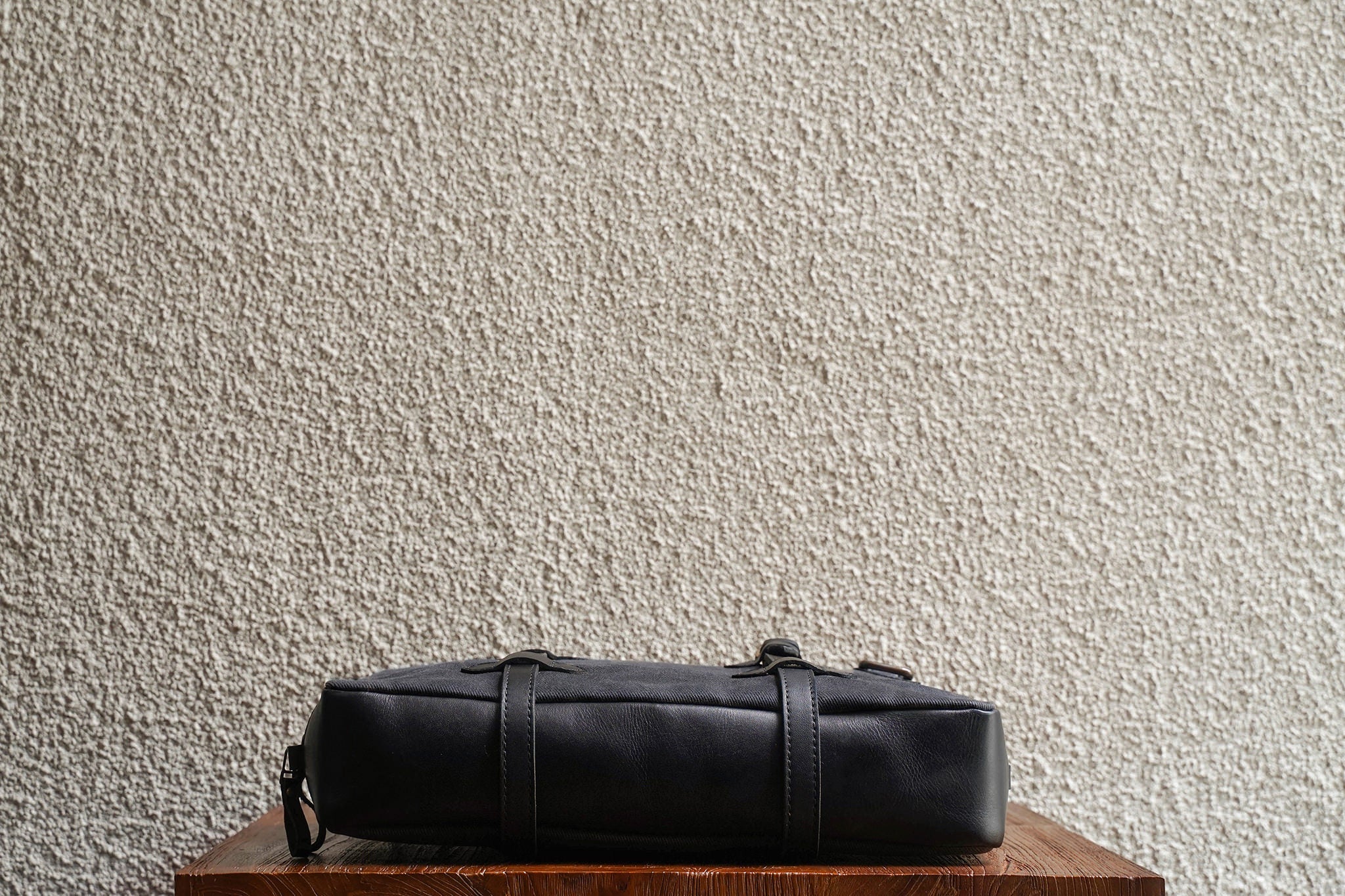One of our signature design cues, the body straps go all around the bag, providing a load bearing structure for the bag.
