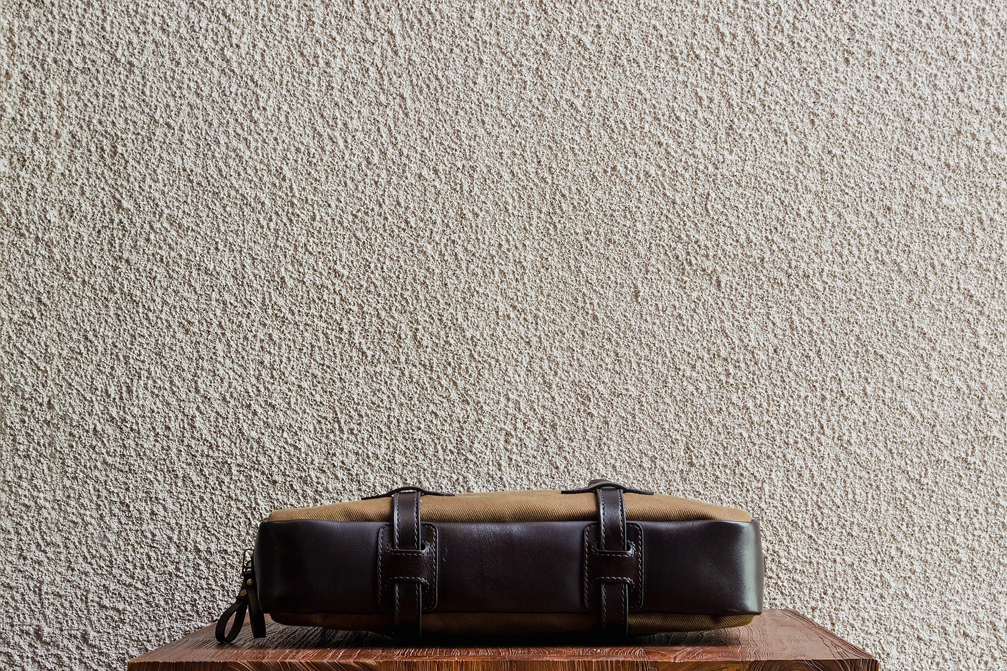 One of our signature design cues, the body straps go all around the bag, providing a load bearing structure for the bag.