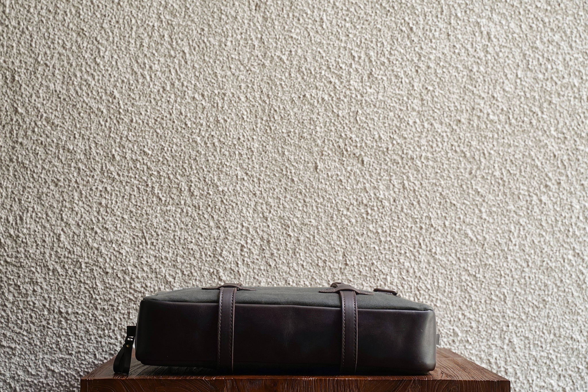 One of our signature design cues, the body straps go all around the bag, providing a load bearing structure for the bag.