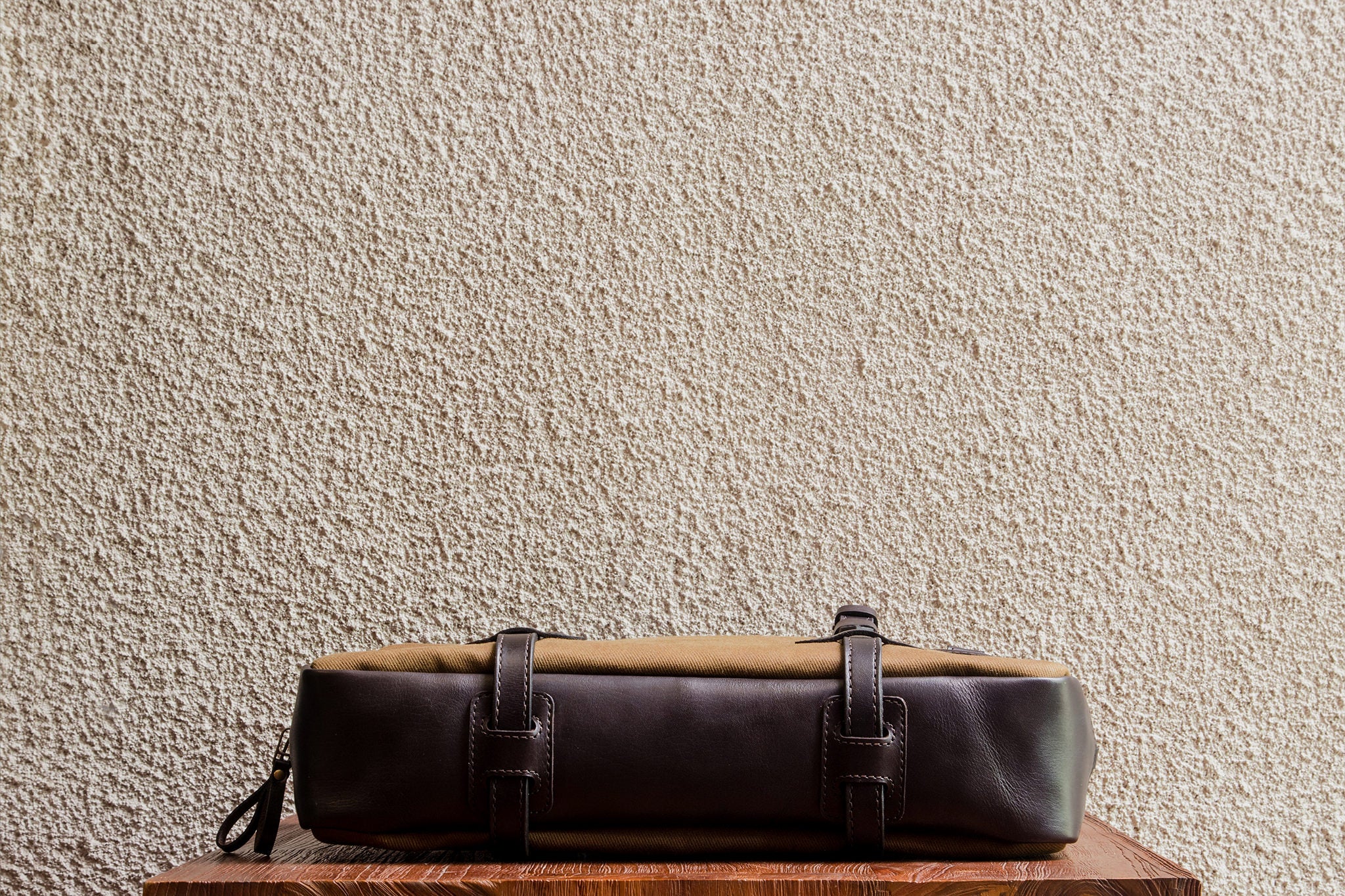 One of our signature design cues, the body straps go all around the bag, providing a load bearing structure for the bag.