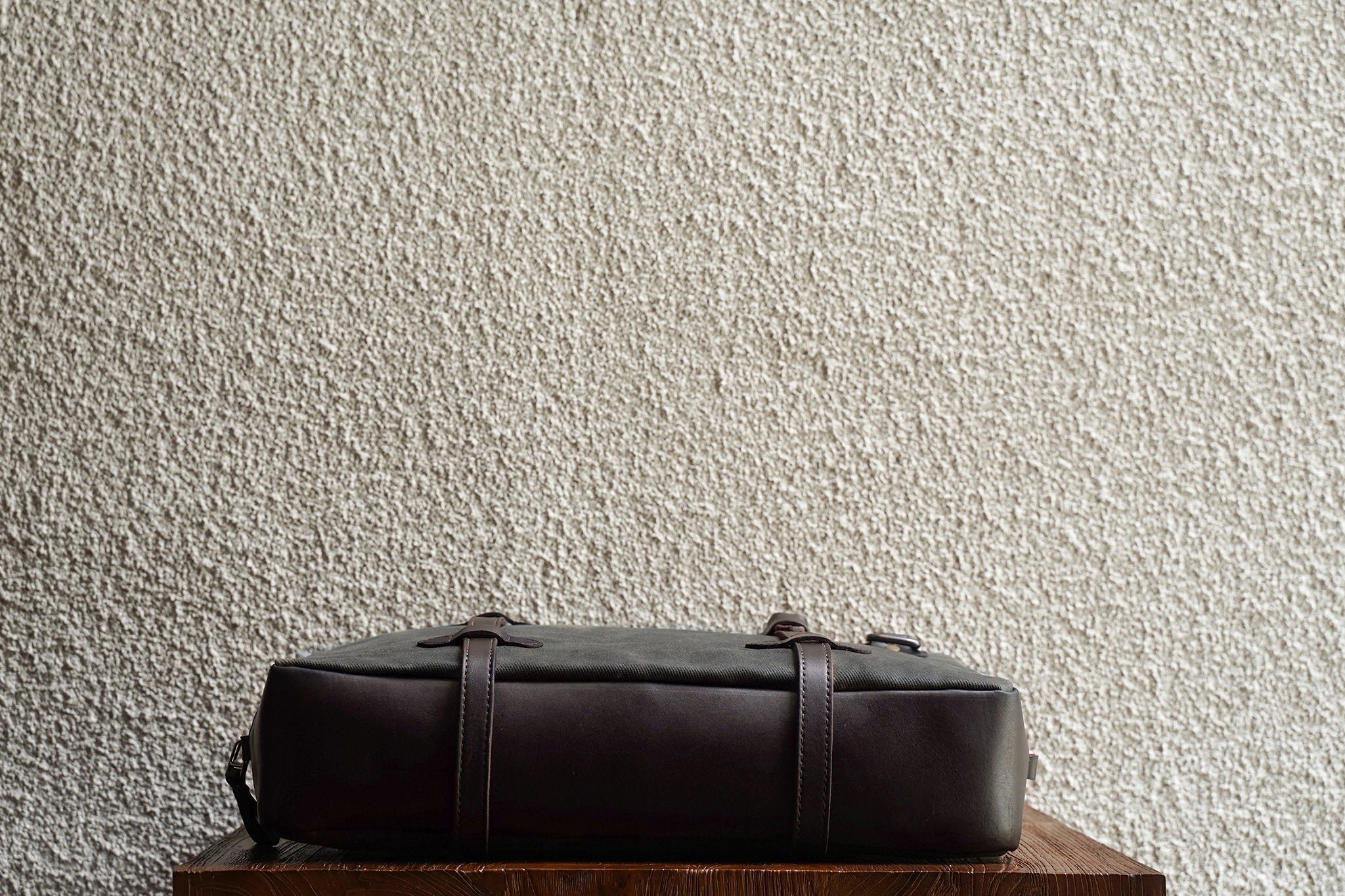 One of our signature design cues, the body straps go all around the bag, providing a load bearing structure for the bag.