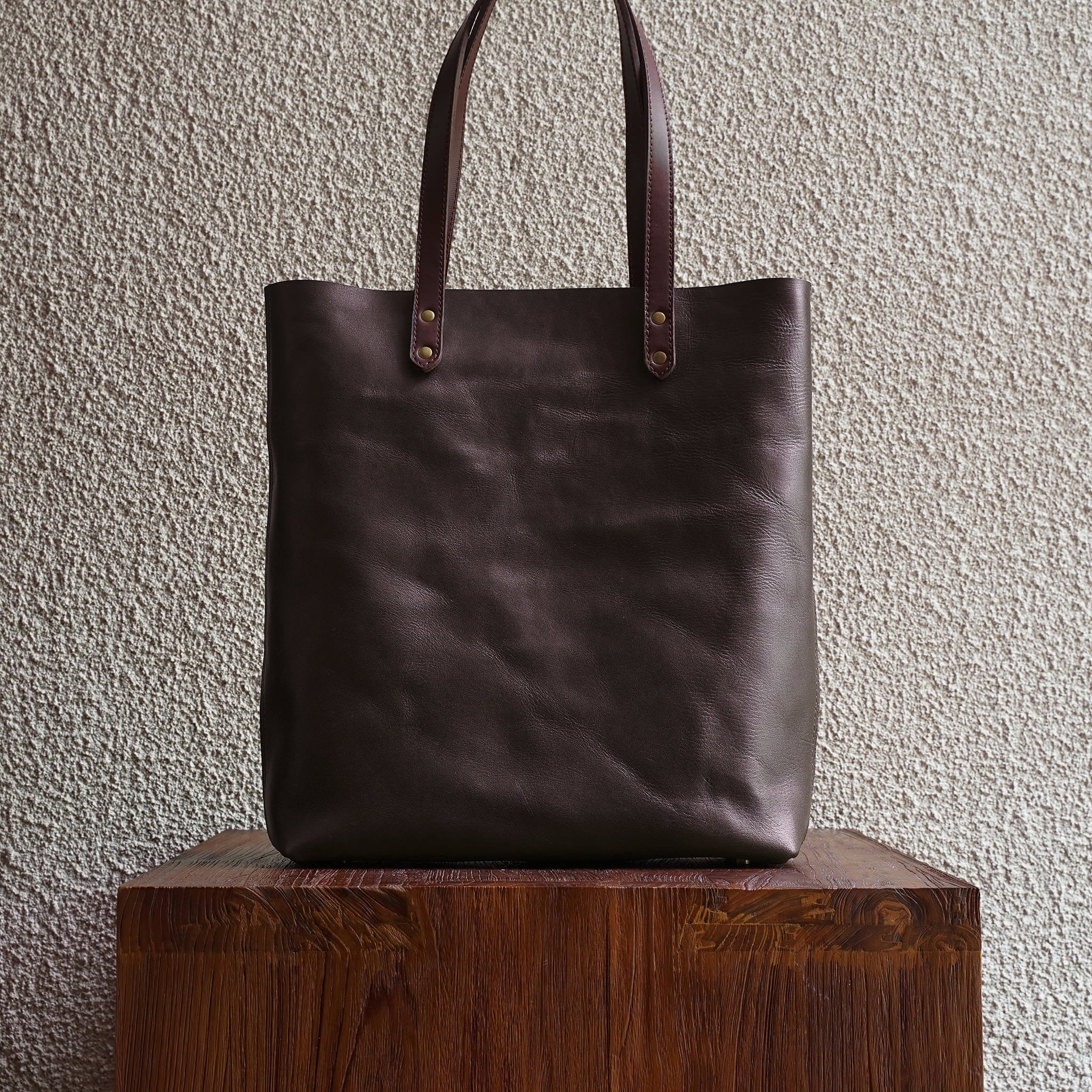 Our bags are made from as few leather pieces as possible. Fewer seams makes for a stronger bag.