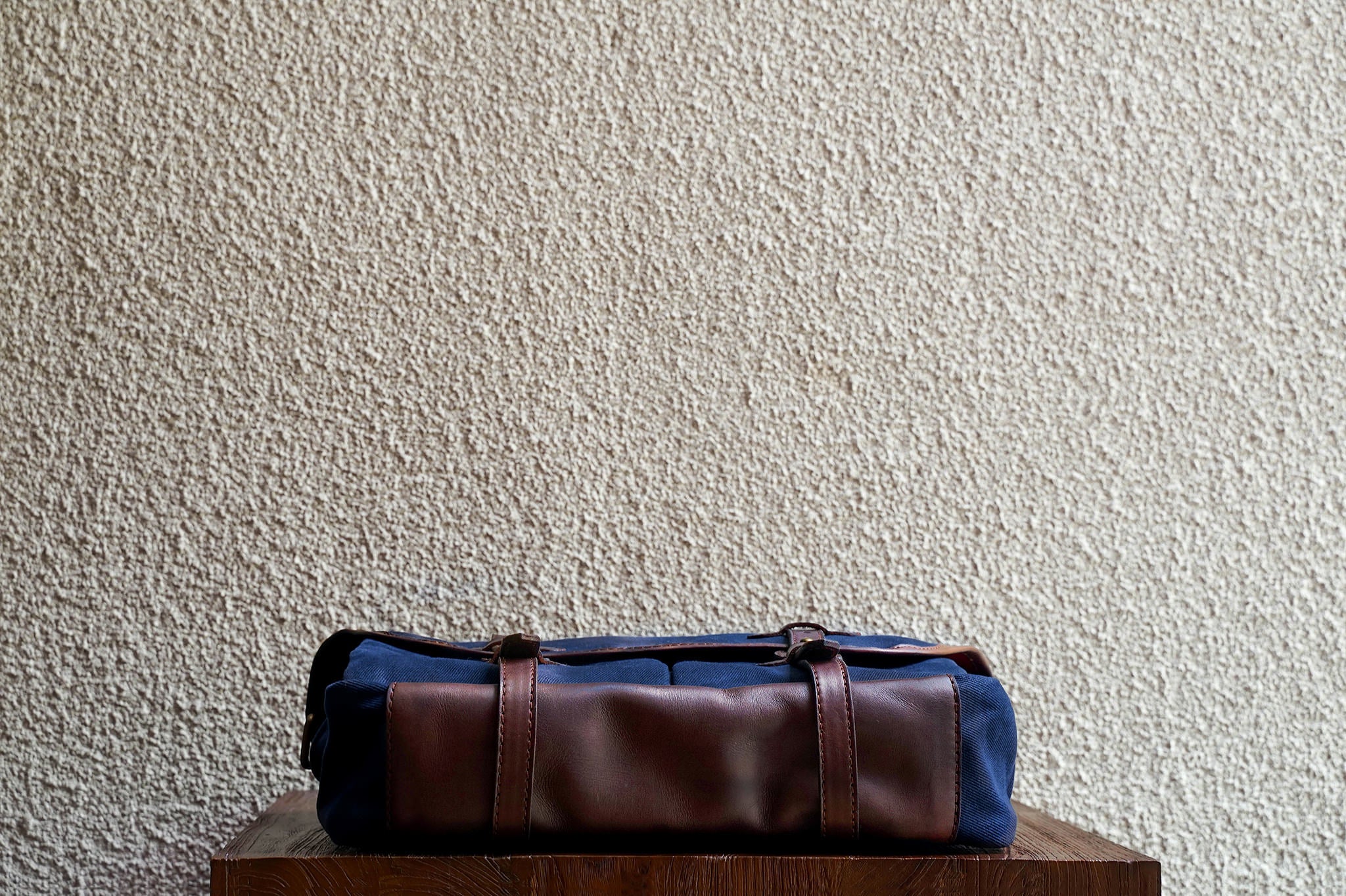 Fonts and character set available to stamp your initials. Satyr for a classic look, Telefon for a modern touch. NOTE : for waxed twill bags, initials will be on an additional leather patch on the front flap, or on the shoulder pad.