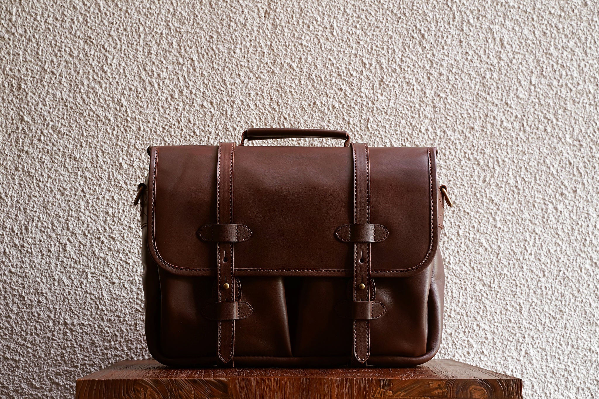 Our bags are made from as few leather pieces as possible. Fewer seams makes for a stronger bag.