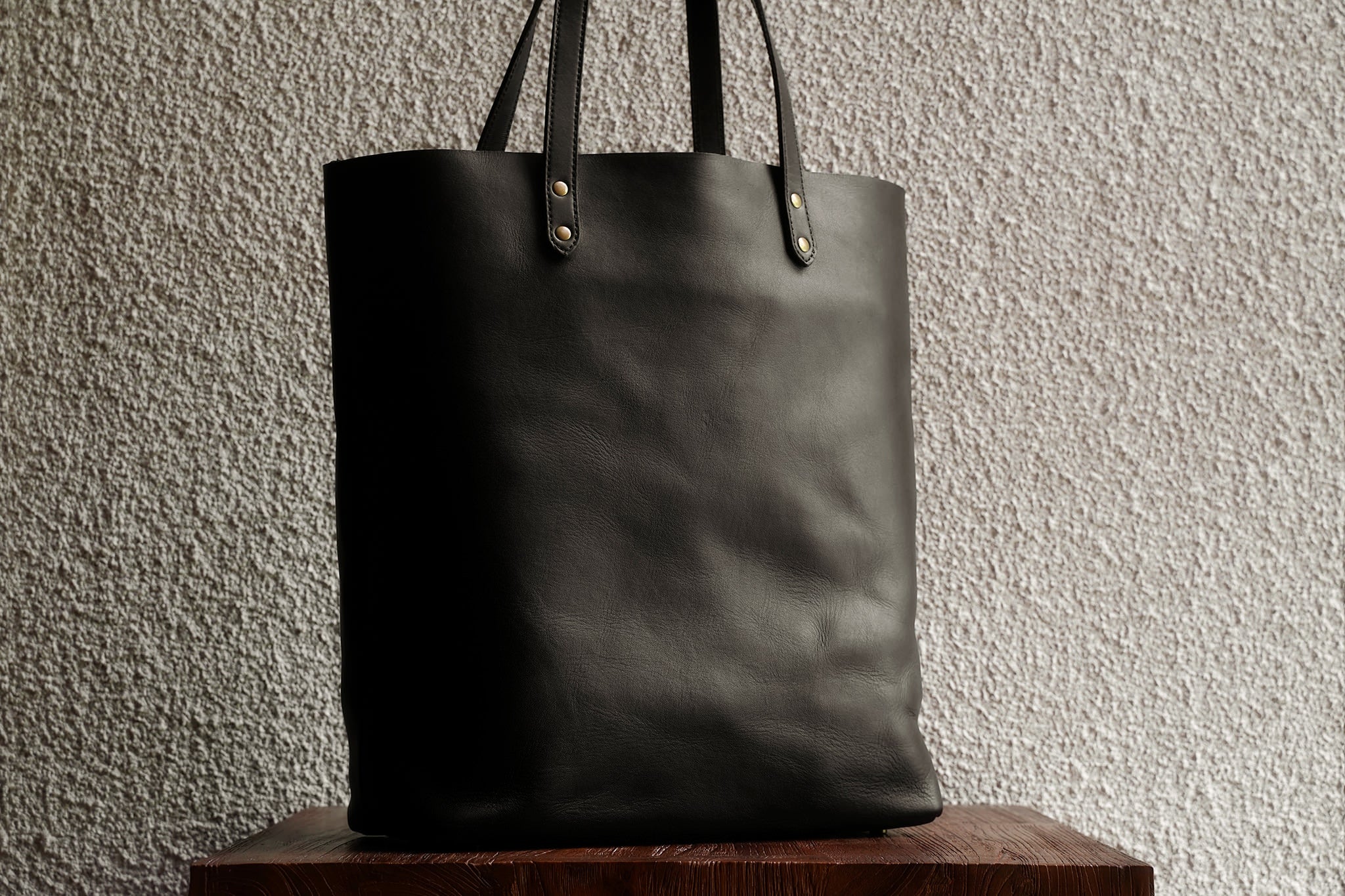 Our bags are made from as few leather pieces as possible. Fewer seams makes for a stronger bag.