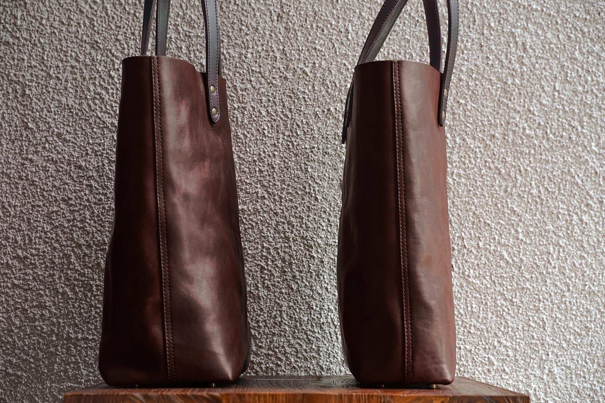 Size comparison between the Work and Slim Tote. Shown here in Fox color. The only difference is the thickness.